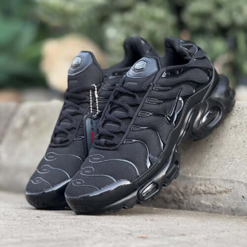 NIKE TN AIR MAX HOMBRE black sneakers stylish design with air cushioning technology for comfort and performance.