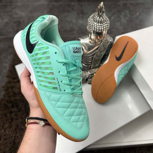 NIKE Lunar Gato Futsal Dama sneakers in mint green with a gum sole, ideal for futsal performance and style.