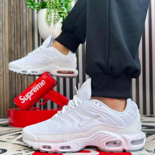 NIKE TN Air Max Hombre sneakers in white with red Supreme display, stylish urban footwear for men.
