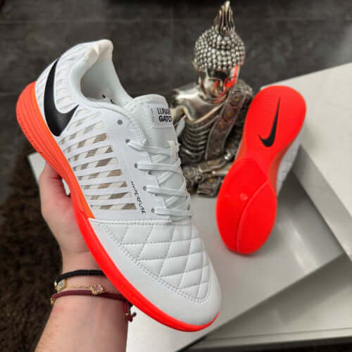Nike Lunar Gato Futsal Dama shoes in white and orange, featuring a sleek design for optimal performance.