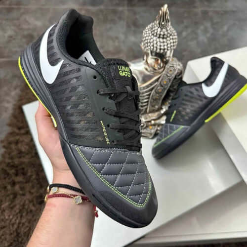 NIKE Lunar Gato Futsal Hombre shoes in black with white and yellow accents, perfect for indoor soccer.